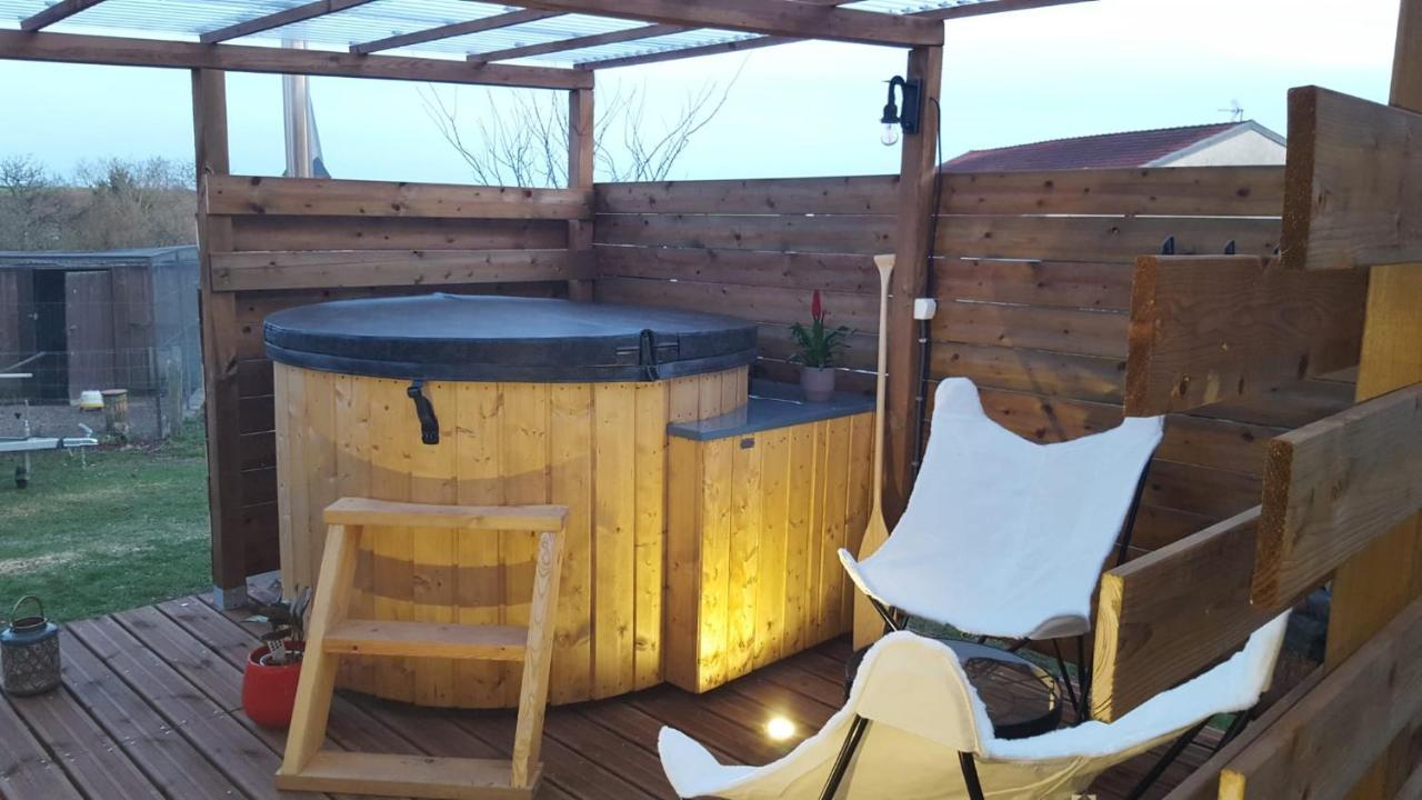 La Roulotte Des Amish & Bain Nordique A Remous Jacuzzi Pensionat Mattexey Exteriör bild